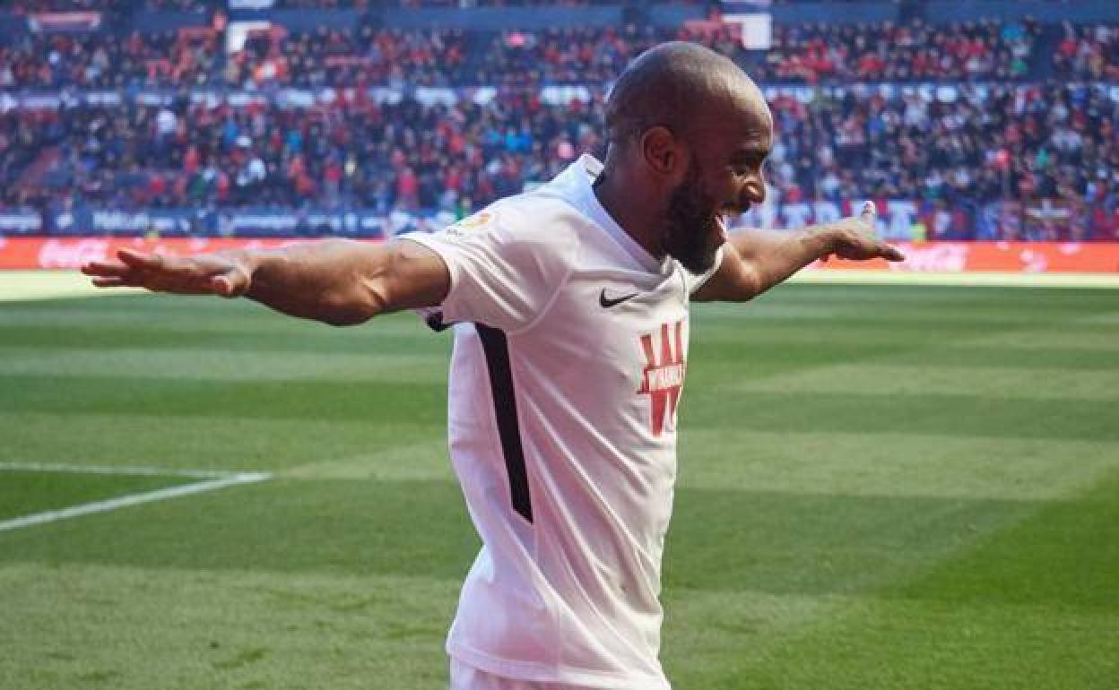 Foulquier celebra un gol con el Granada en Pamplona. 