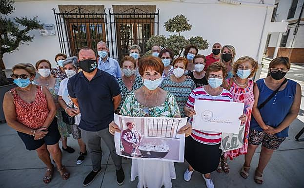 Los vecinos de Cúllar Vega muestran una fotografía de Piedad.