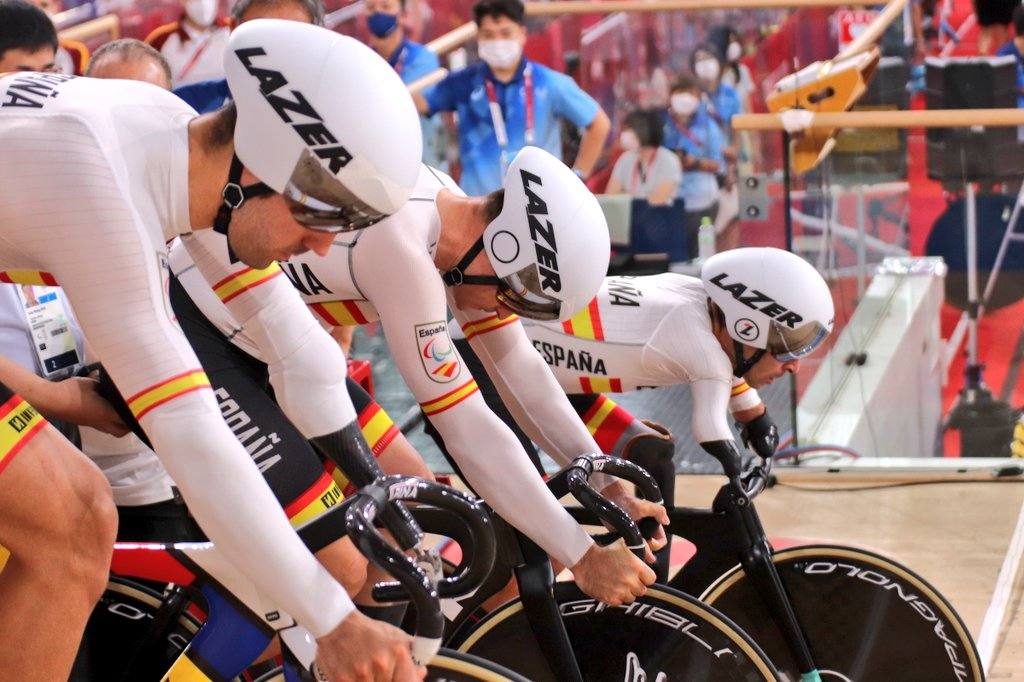 El trío español a la espera de tomar la salida. 