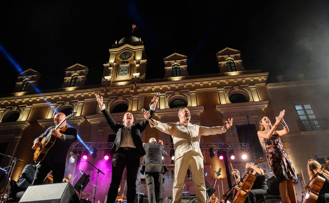 Un momento del concierto ofrecido en la Plaza Vieja, con la Casa Consistorial iluminada al fondo.