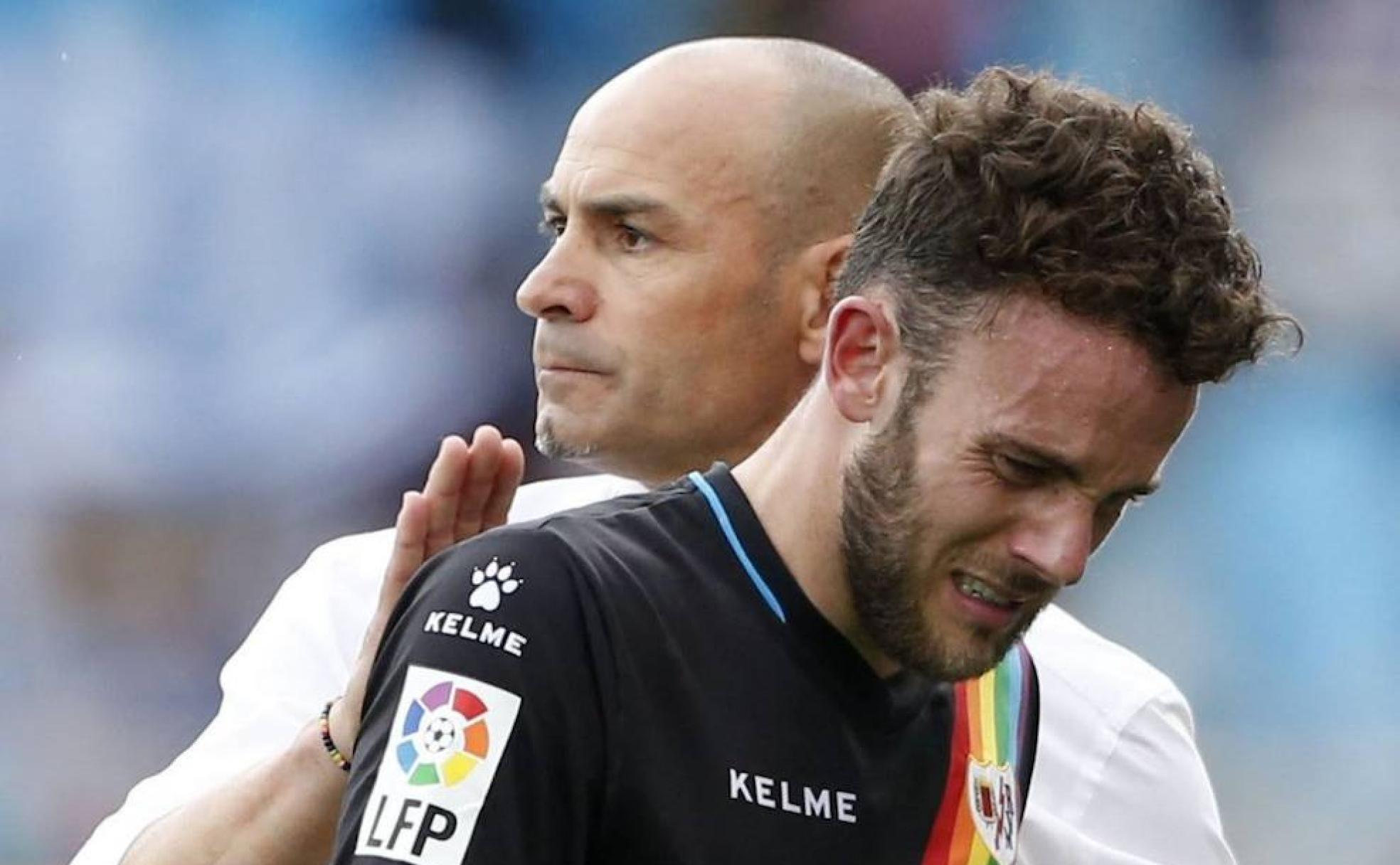 Paco Jémez intenta consolar a Quini cuando ambos defendían el escudo del Rayo. 