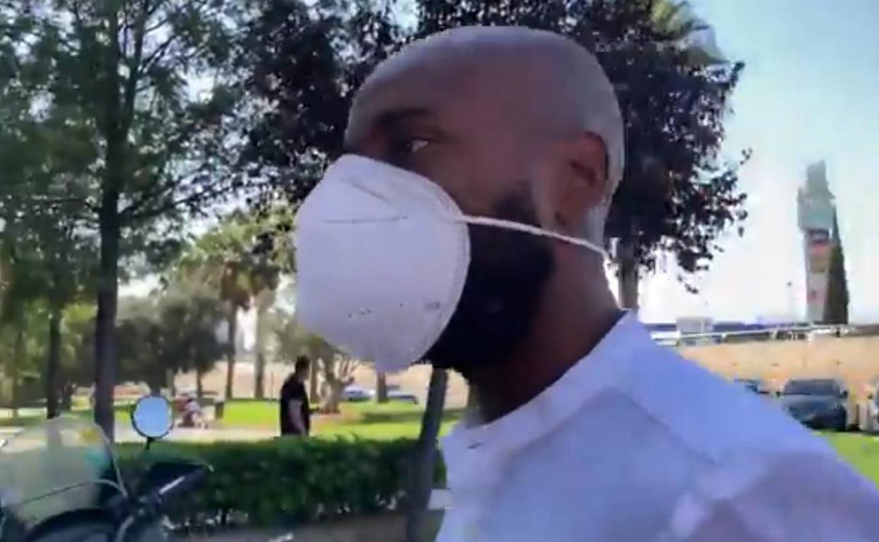 Dimitri Foulquier, ayer a su llegada al centro médico en el que se sometió al reconocimiento. 