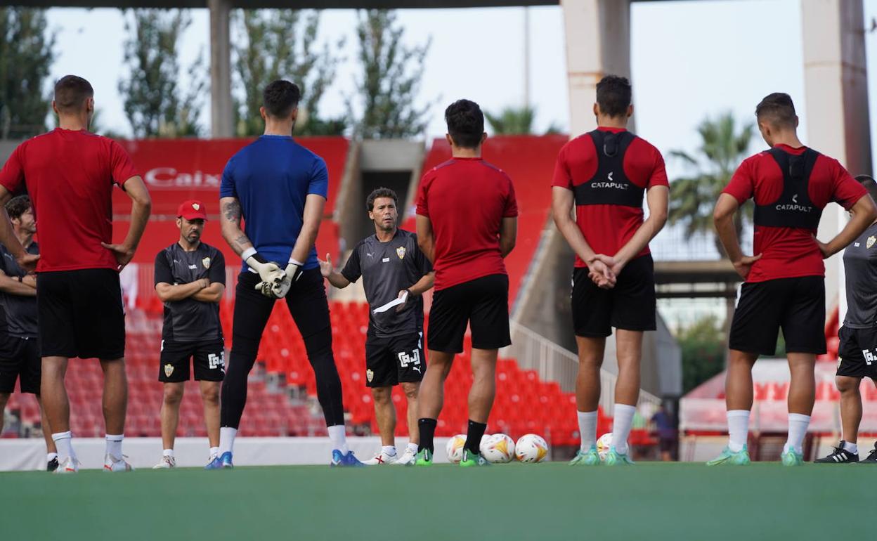 Rubi se dirige a sus jugadores en el entrenamiento de ayer, celebrado en el Estadio de los Juegos Mediterráneos.