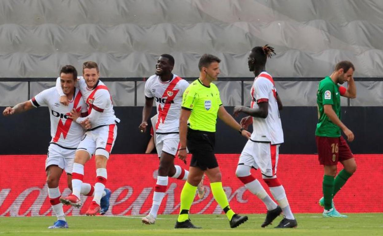 Álvaro García, que hizo un partidazo y marcó, abrazado por sus compañeros, con Víctor Díaz al lado, enfadado. 