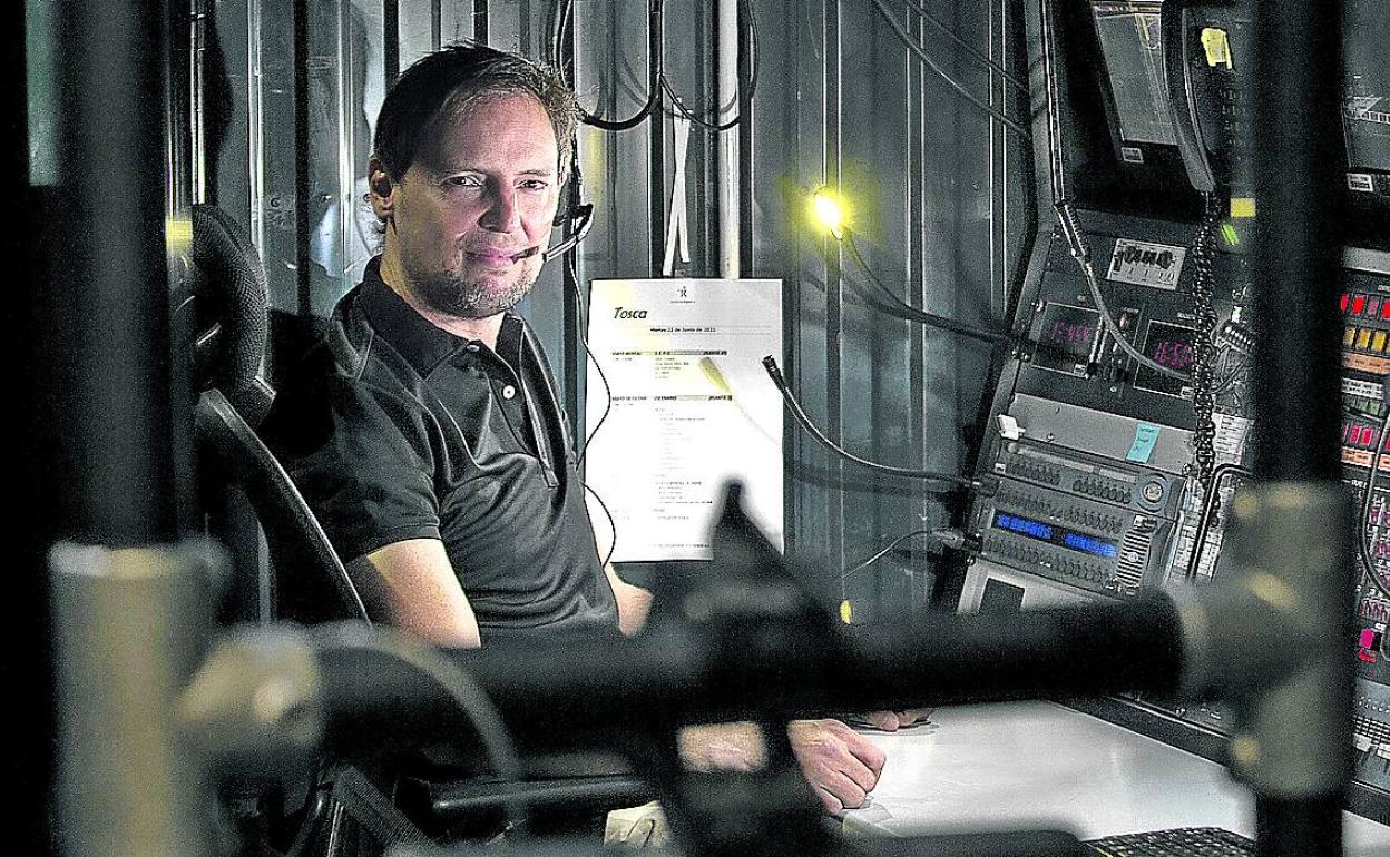 José Antonio Torres, en la mesa de regidores del Teatro Real.