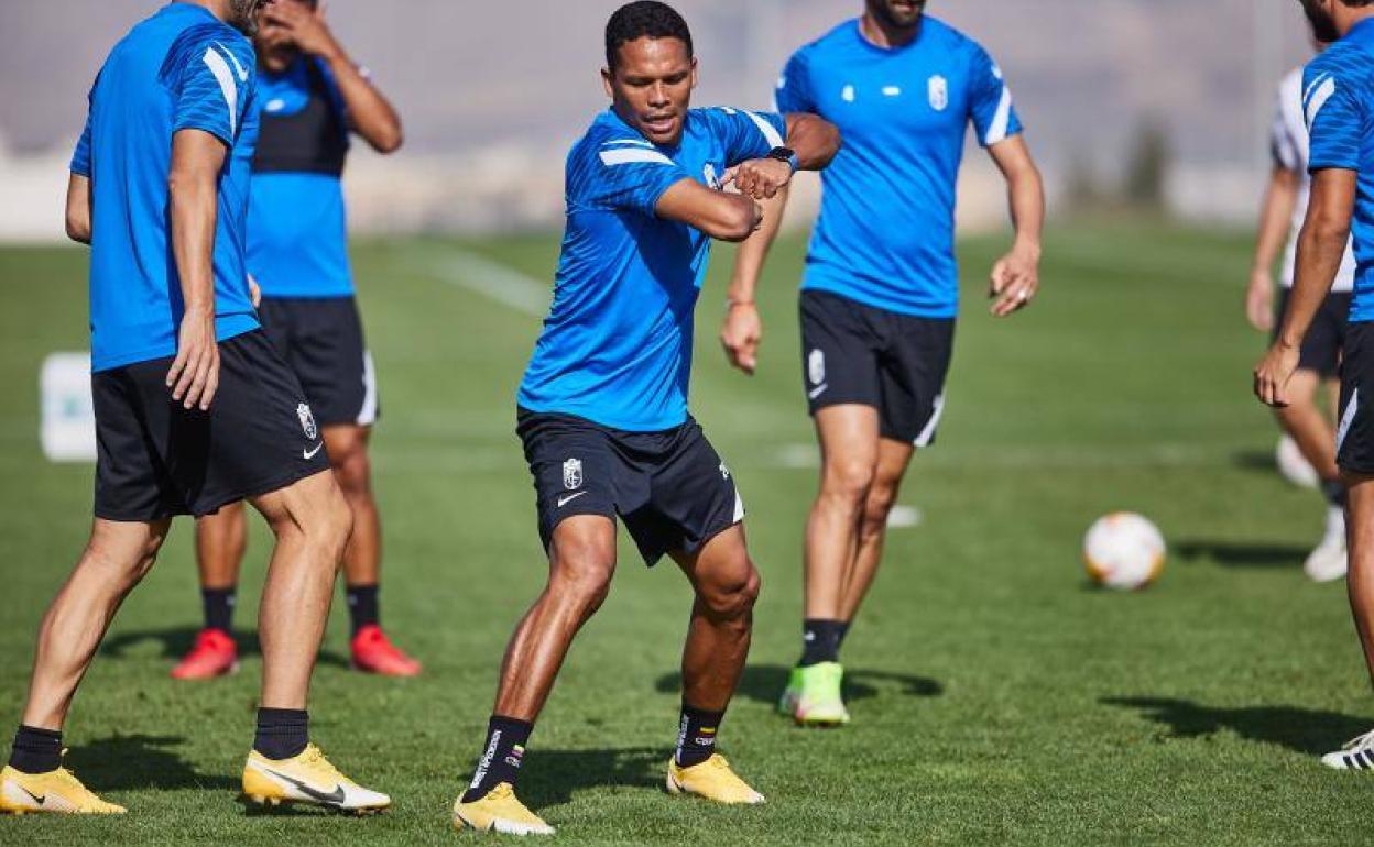 Carlos Bacca bromea con sus compañeros durante un entrenamiento. 