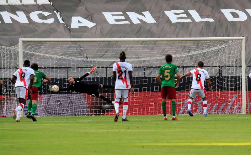 Lance del partido disputado en el estadio vallecano entre el Rayo y el Granada.