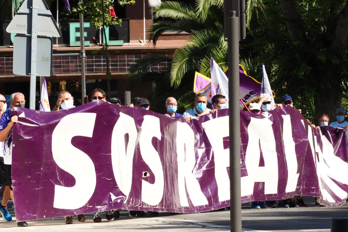 Los aficionados del club han recorrido la ciudad entre cánticos, críticas y pancartas: estos son sus mensajes