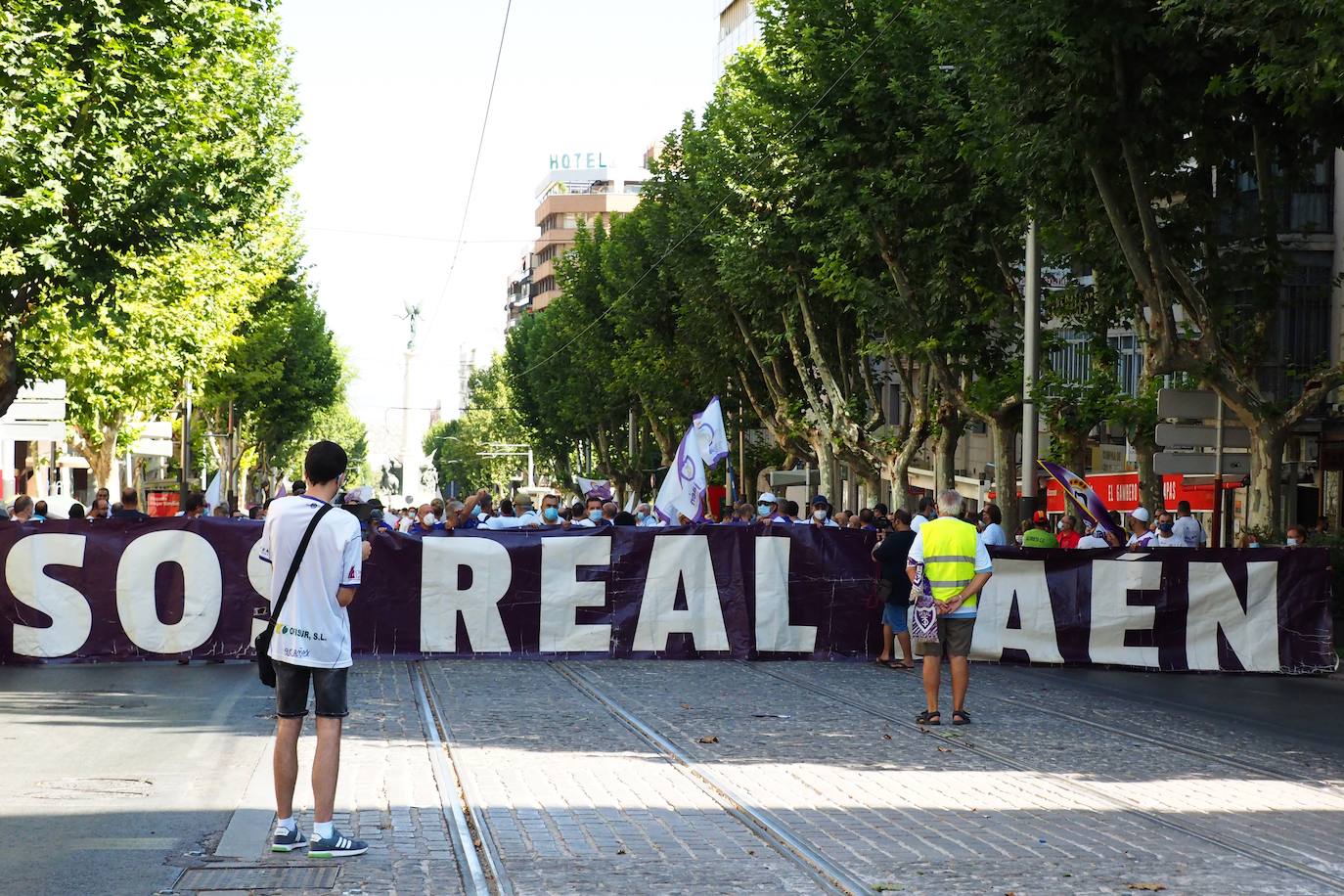 Los aficionados del club han recorrido la ciudad entre cánticos, críticas y pancartas: estos son sus mensajes