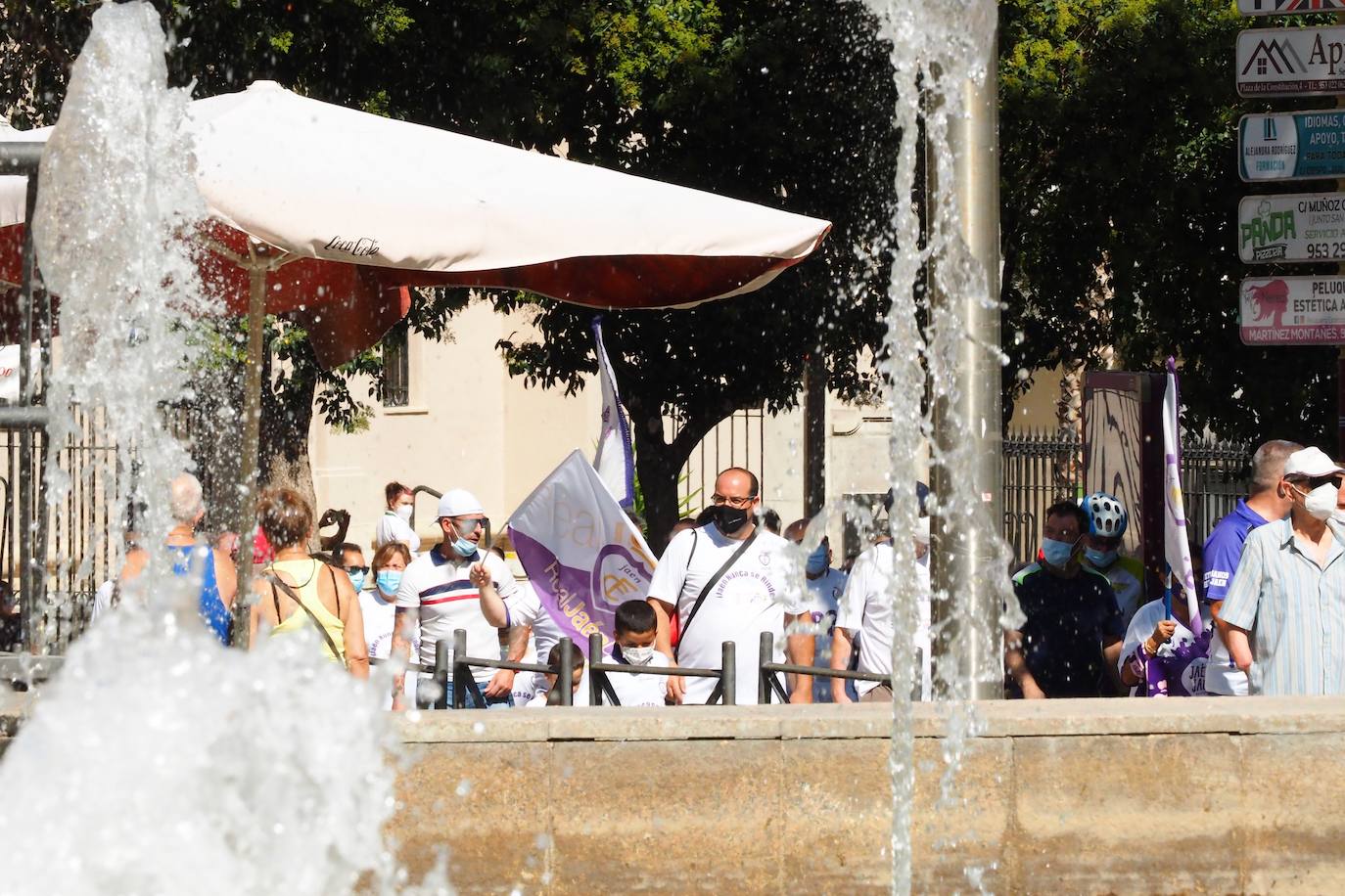 Los aficionados del club han recorrido la ciudad entre cánticos, críticas y pancartas: estos son sus mensajes
