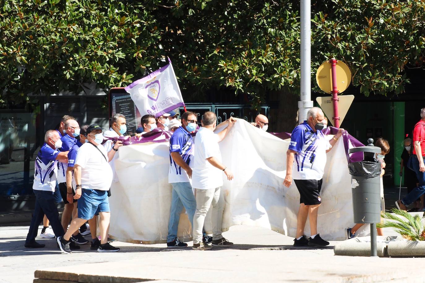 Los aficionados del club han recorrido la ciudad entre cánticos, críticas y pancartas: estos son sus mensajes
