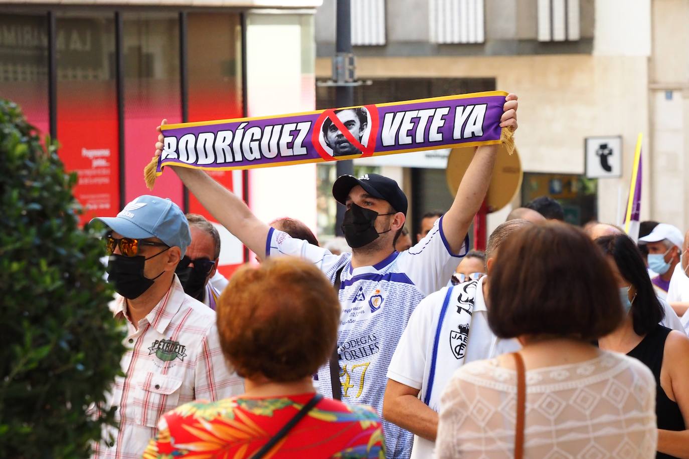 Los aficionados del club han recorrido la ciudad entre cánticos, críticas y pancartas: estos son sus mensajes