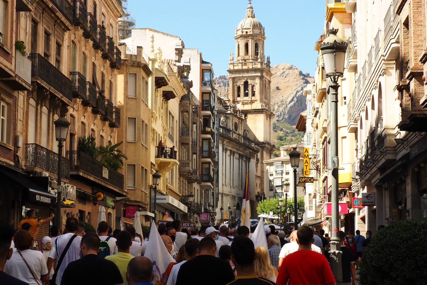 Los aficionados del club han recorrido la ciudad entre cánticos, críticas y pancartas: estos son sus mensajes