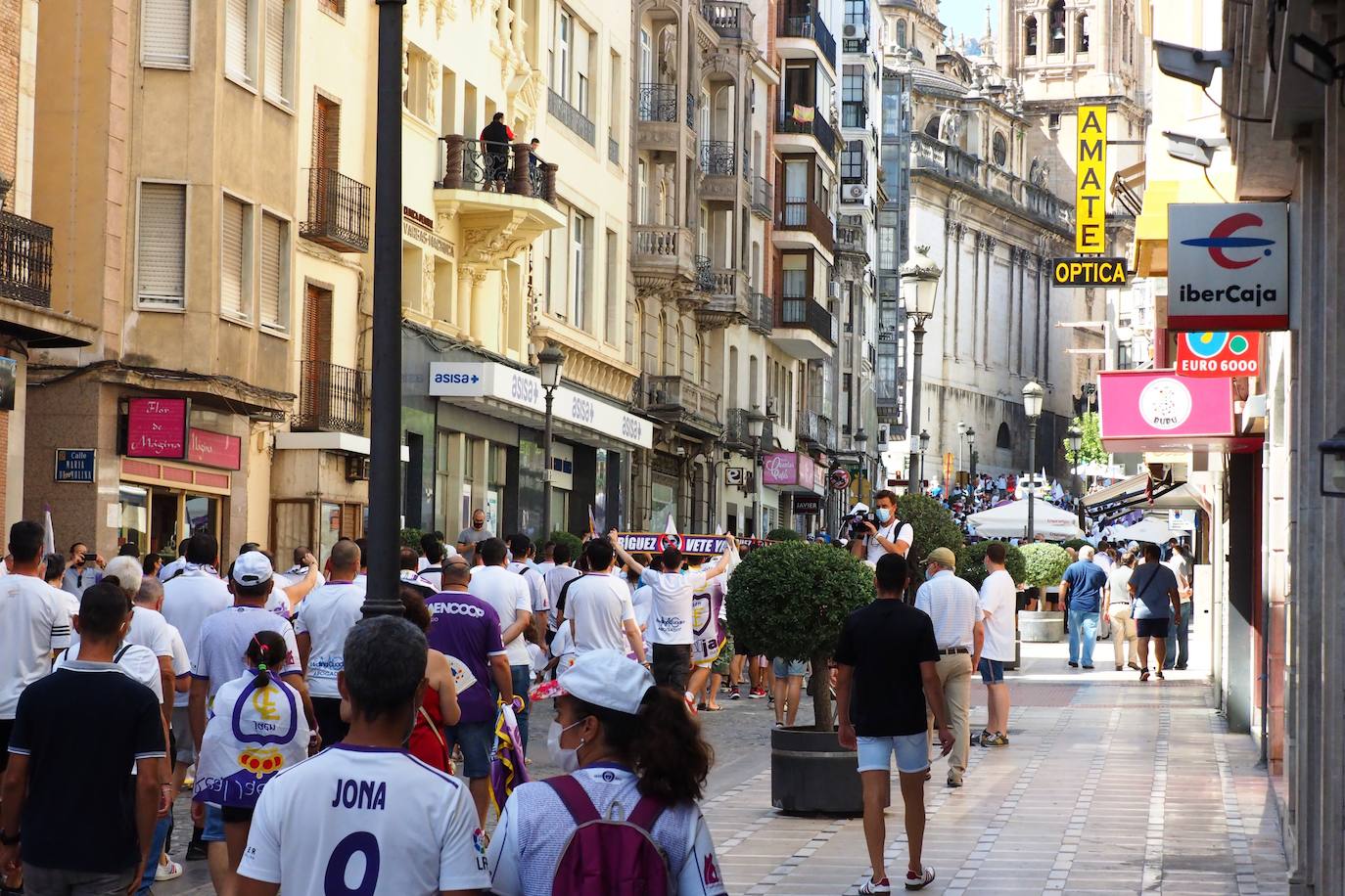 Los aficionados del club han recorrido la ciudad entre cánticos, críticas y pancartas: estos son sus mensajes