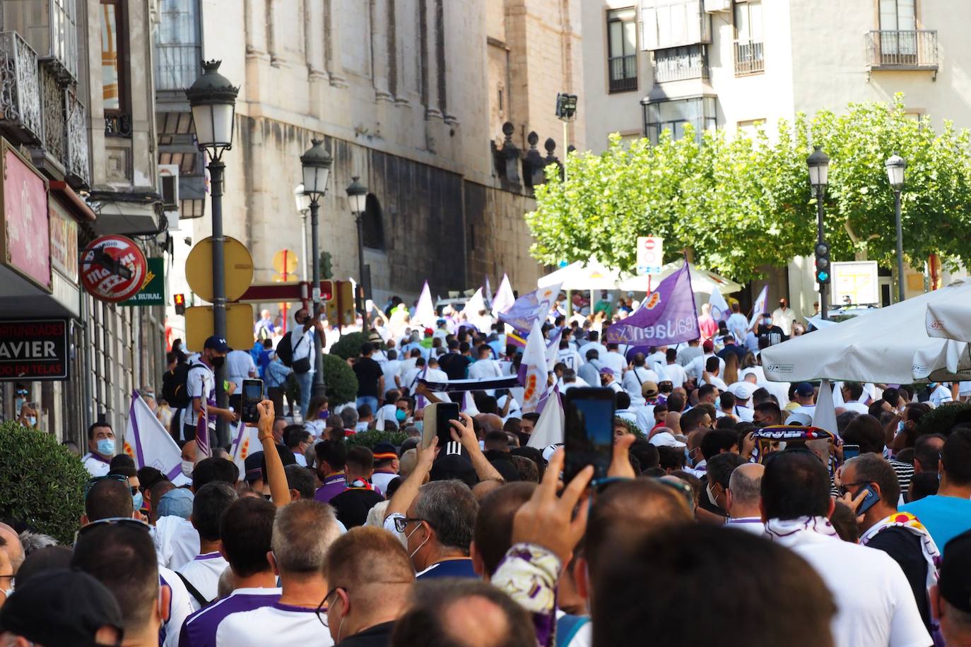 Los aficionados del club han recorrido la ciudad entre cánticos, críticas y pancartas: estos son sus mensajes