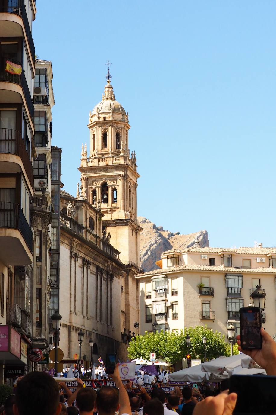 Los aficionados del club han recorrido la ciudad entre cánticos, críticas y pancartas: estos son sus mensajes