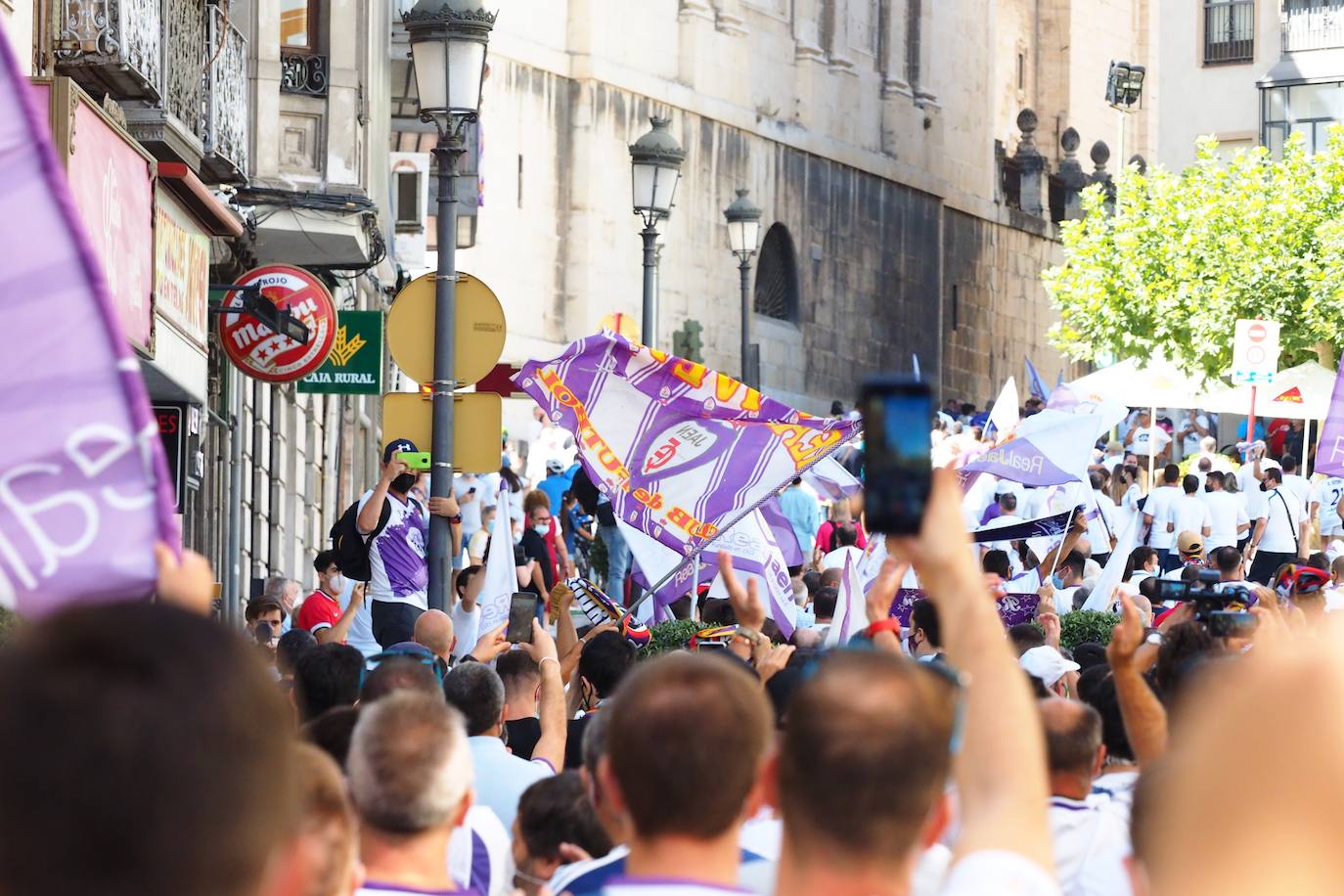 Los aficionados del club han recorrido la ciudad entre cánticos, críticas y pancartas: estos son sus mensajes