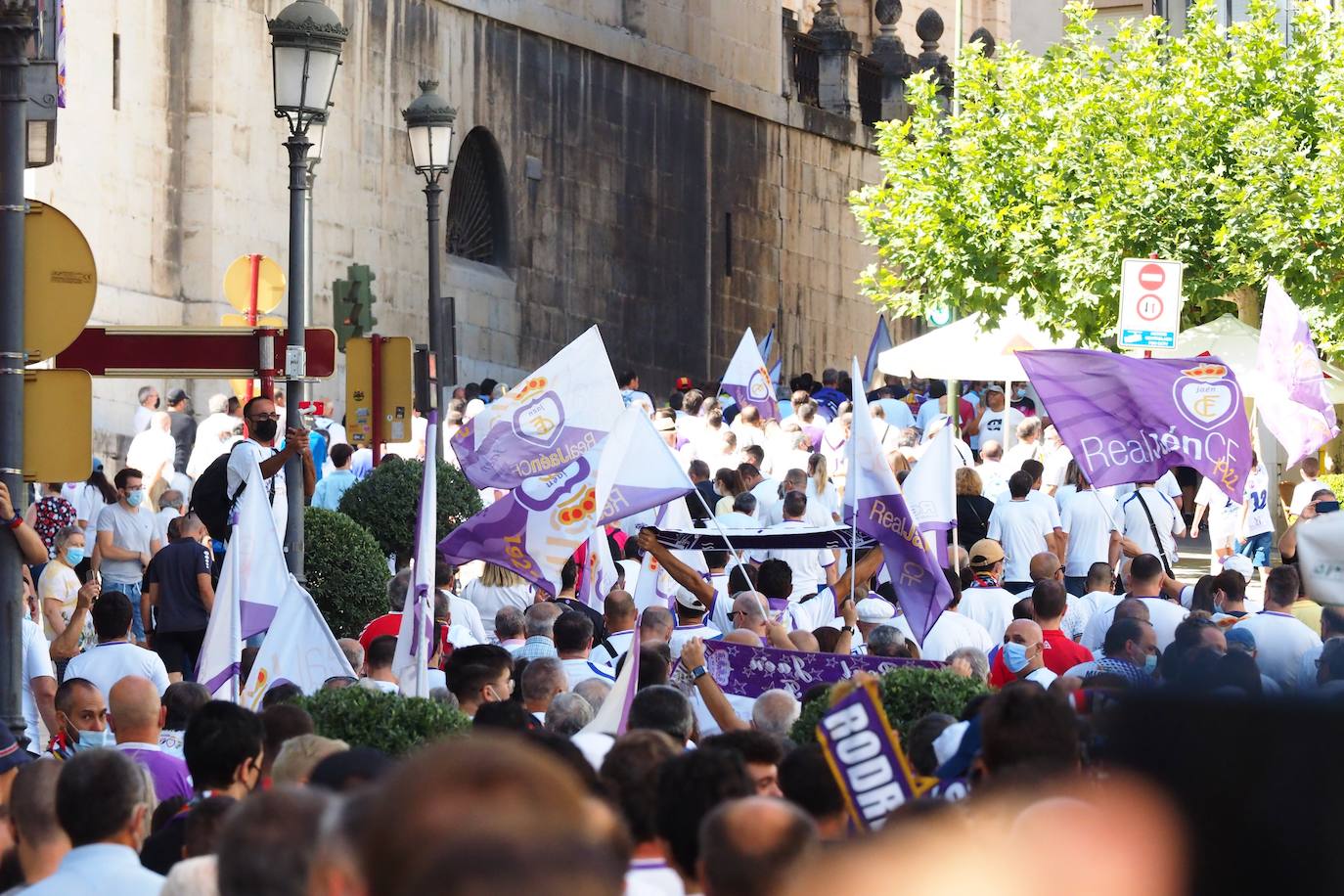 Los aficionados del club han recorrido la ciudad entre cánticos, críticas y pancartas: estos son sus mensajes