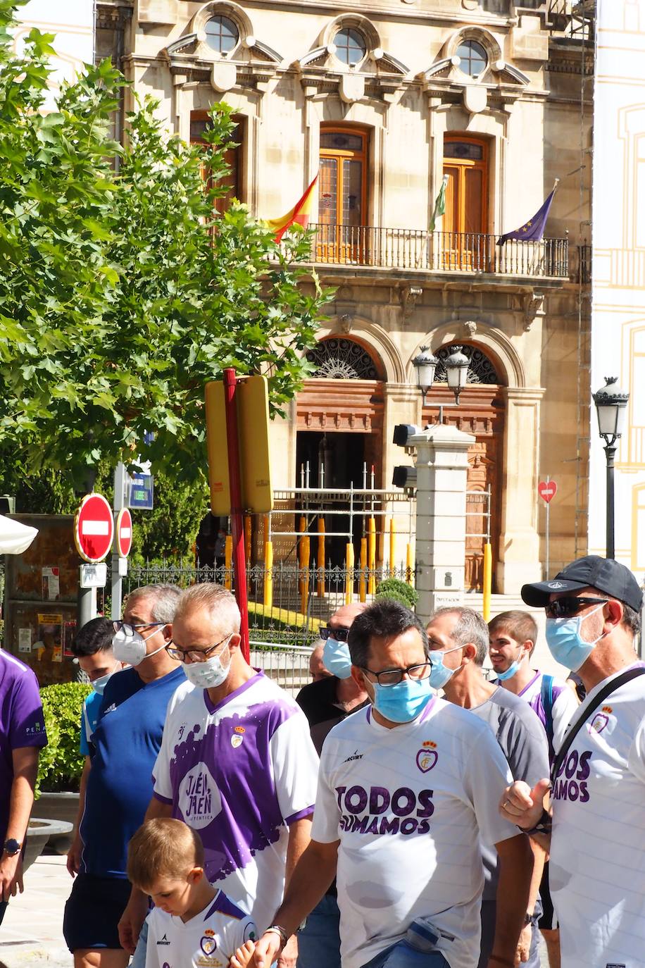 Los aficionados del club han recorrido la ciudad entre cánticos, críticas y pancartas: estos son sus mensajes