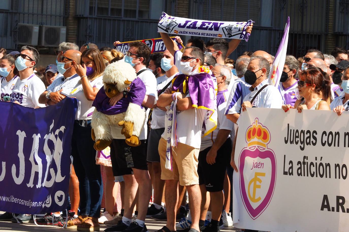 Los aficionados del club han recorrido la ciudad entre cánticos, críticas y pancartas: estos son sus mensajes