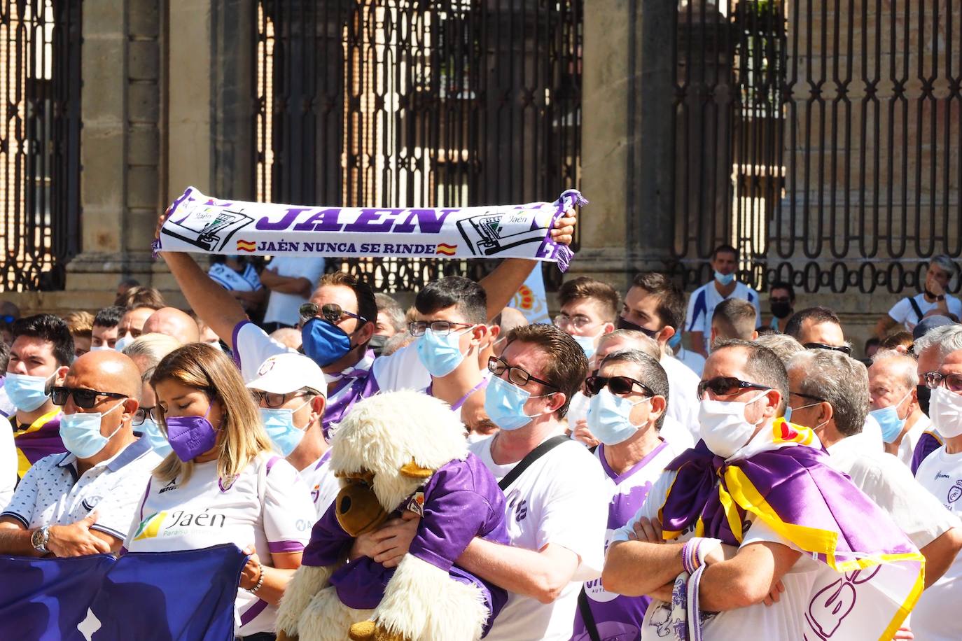 Los aficionados del club han recorrido la ciudad entre cánticos, críticas y pancartas: estos son sus mensajes