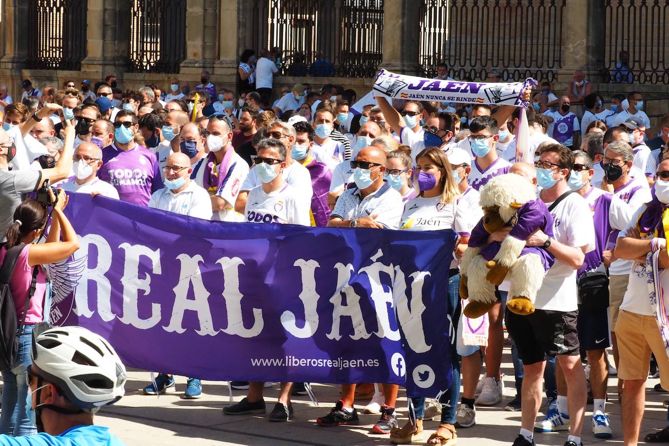 Los aficionados del club han recorrido la ciudad entre cánticos, críticas y pancartas: estos son sus mensajes