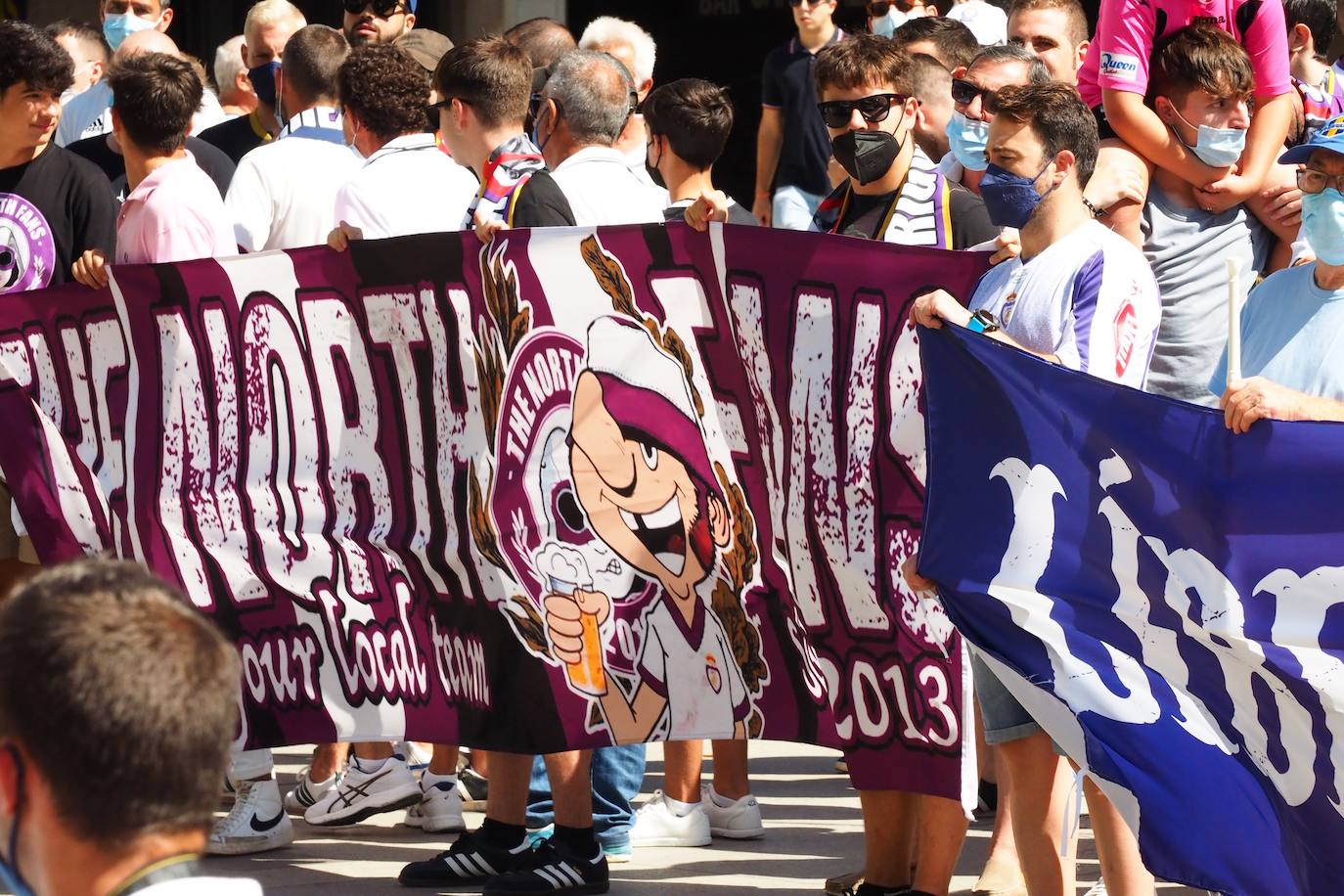 Los aficionados del club han recorrido la ciudad entre cánticos, críticas y pancartas: estos son sus mensajes