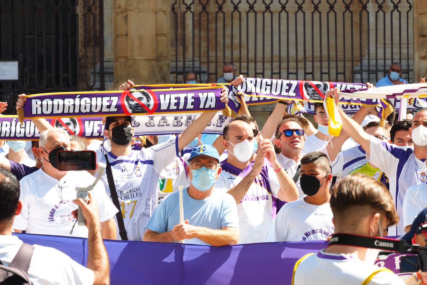 Los aficionados del club han recorrido la ciudad entre cánticos, críticas y pancartas: estos son sus mensajes