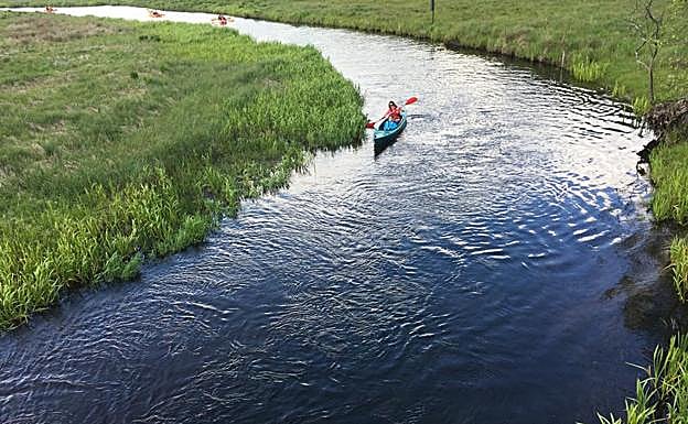 Imagen principal - El río Brda, un lugar perfecto para pasear en kayak | Lago Chełminskie, a 20 km de su residencia polaca | En bicicleta por los alrededores de su casa en Polonia