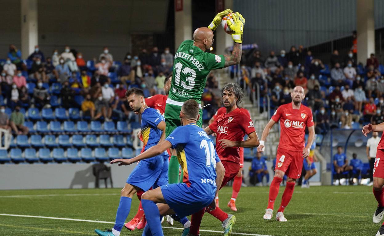 El guardameta Nauzet Pérez fue el mejor de los mineros en la primera parte y salvó muchas acciones peligrosas de los locales. 