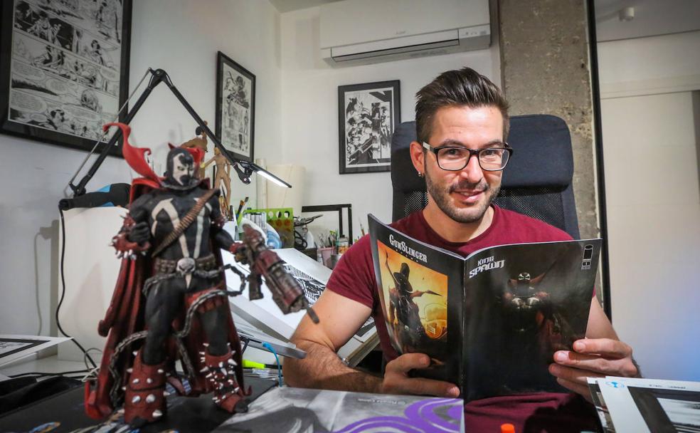 Javier Fernández, en el estudio de su casa, en Granada, con el primer número de 'King Spawn'. 