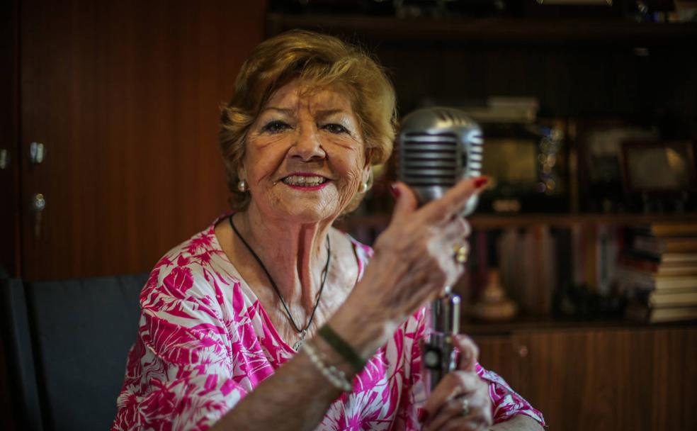 Mari Pepa Gómez, junto al micrófono que la acompañó parte de su vida. 