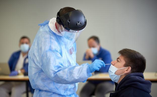 Andalucía baja de los mil casos diarios de covid por primera vez en tres meses