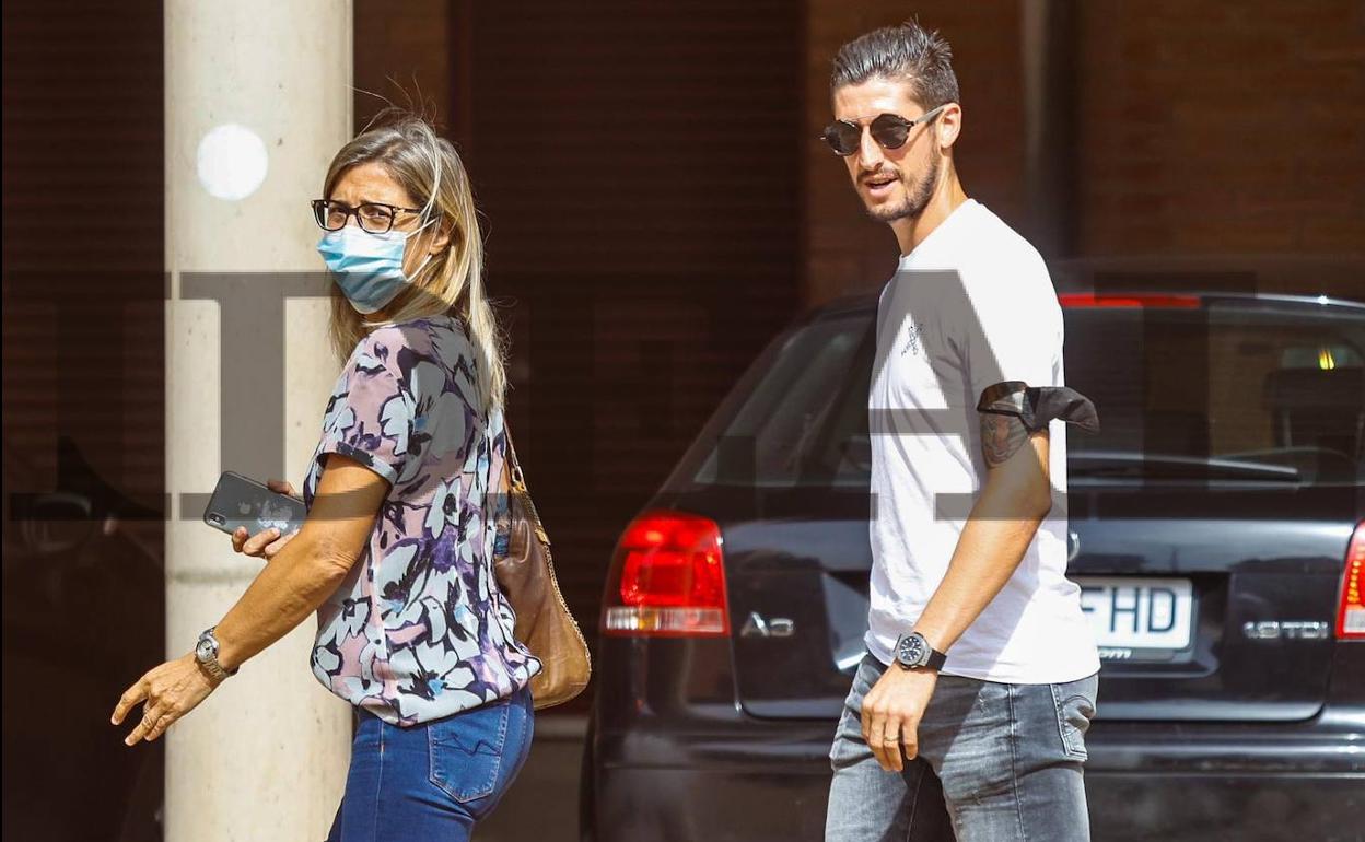 Sergio Escudero deja Los Cármenes esta tarde junto a Margarita Garay, directora general de la agencia de representación Bahía Internacional. 