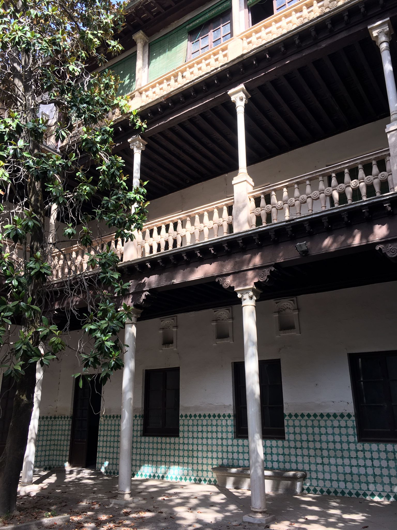 El alcalde, que ha visitado el histórico inmueble este martes, ha explicado que la voluntad es convertir el edificio en un museo «para Granada»