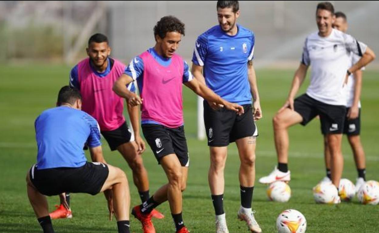 Escudero (a la derecha con el 3 en el pecho) participa en un rondo junto a sus nuevos compañeros Milla y Luis Suárez, ambos vestidos con peto de color rosa. 