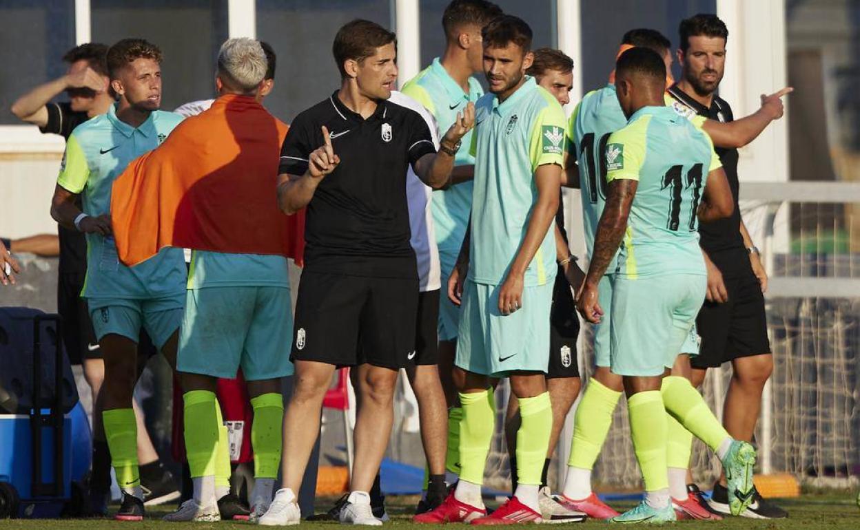 Robert Moreno se dirige a Álvaro Bravo en el primer partido de pretemporada. 