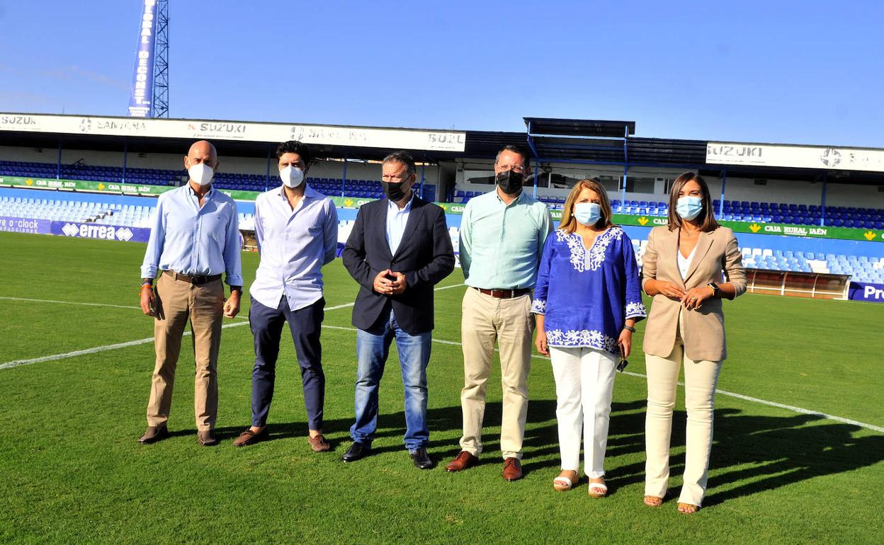 Visita de autoridades municipales y directivos del Linares Deportivo al Estadio Municipal de Linarejos. 