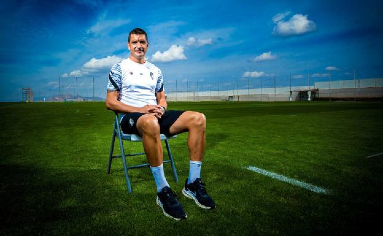 Rubén Torrecilla posa justo antes de la entrevista en la Ciudad Deportiva del Granada. 