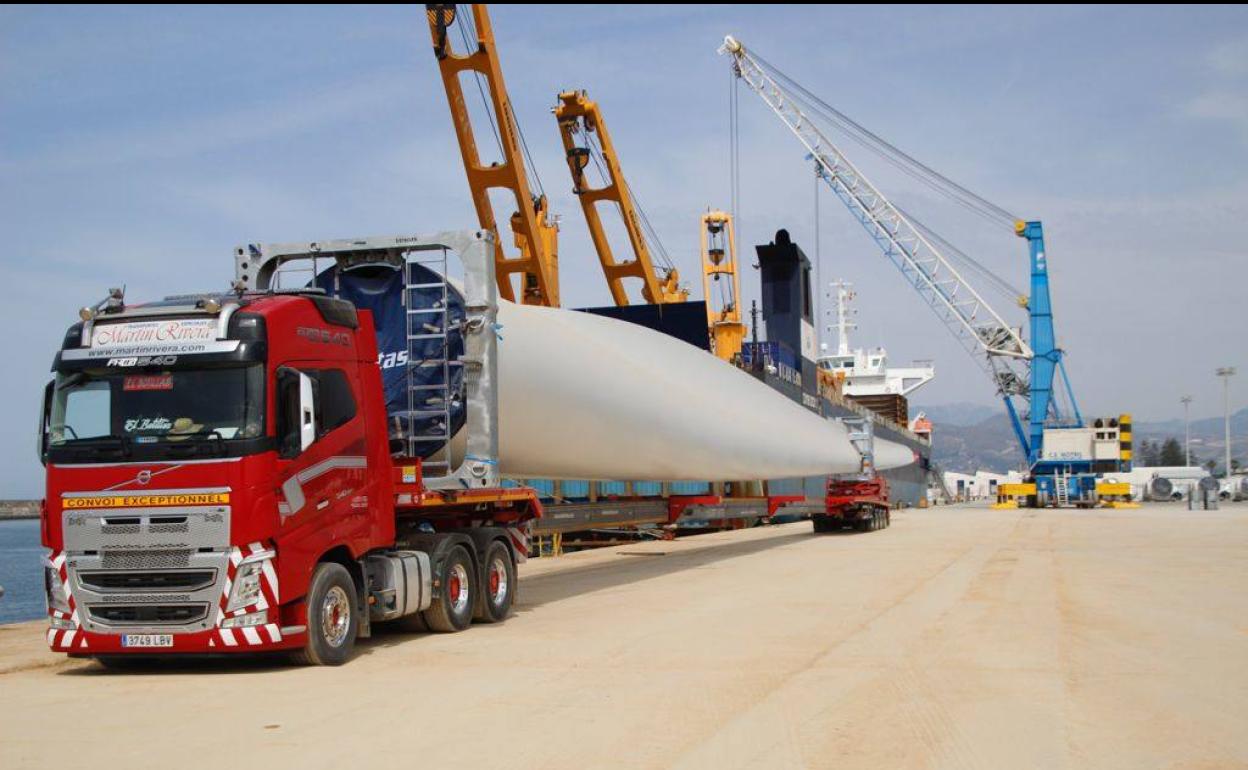 Solo en los meses de verano han transitado por el puerto más de 600.000 toneladas de mercancía.