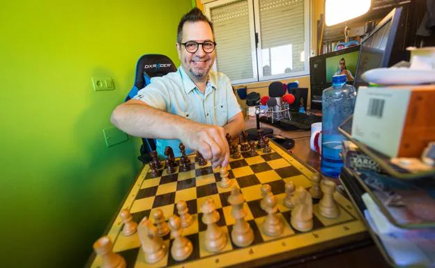 Luisón, el maestro granadino del ajedrez y del disfraz en Twitch