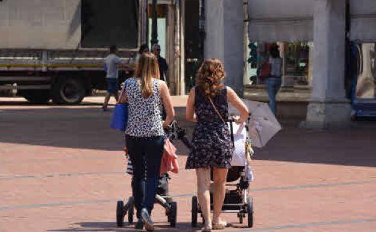 Foto de archivo de madres paseando a sus hijos.