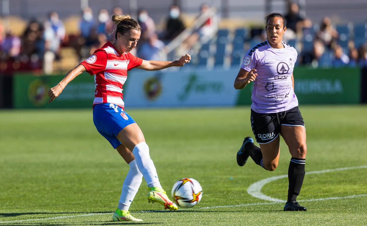Patricia Mascaró, debutante, dispara a portería. 