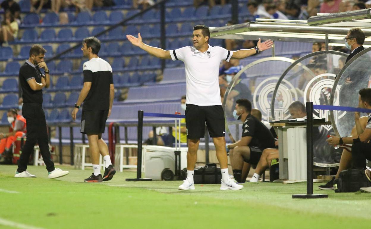 Rubén Torrecilla manifiesta su disconformidad durante un instante del encuentro. 