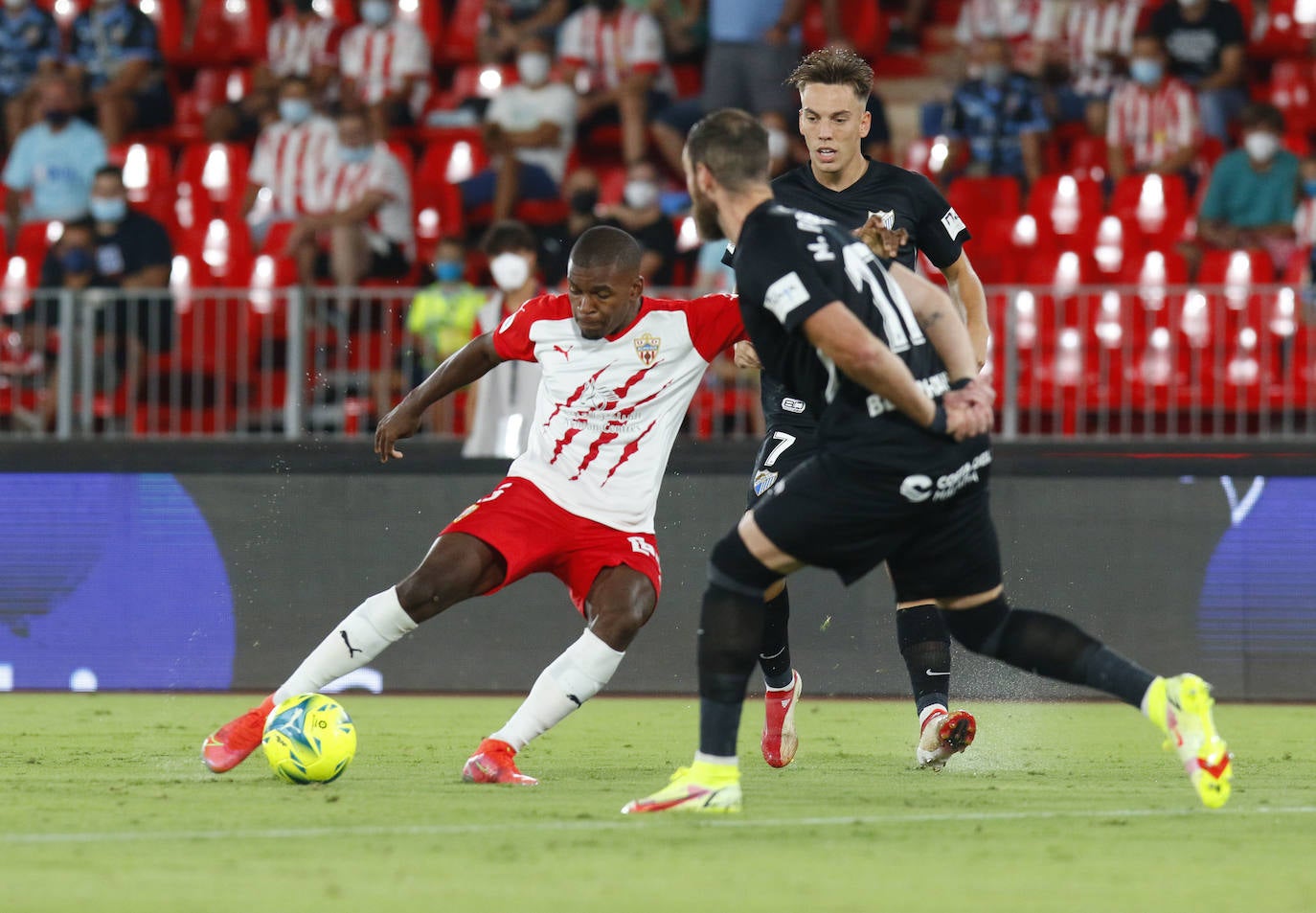 Sergio Akieme, que intenta el disparo, fue uno de los destacados del partido frente al Málaga. 