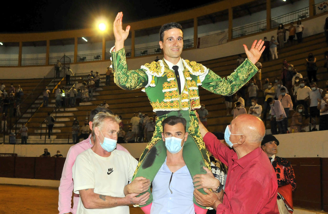 Jose Carlos Venegas sale a hombros de la plaza de Villanueva del Arzobispo. 