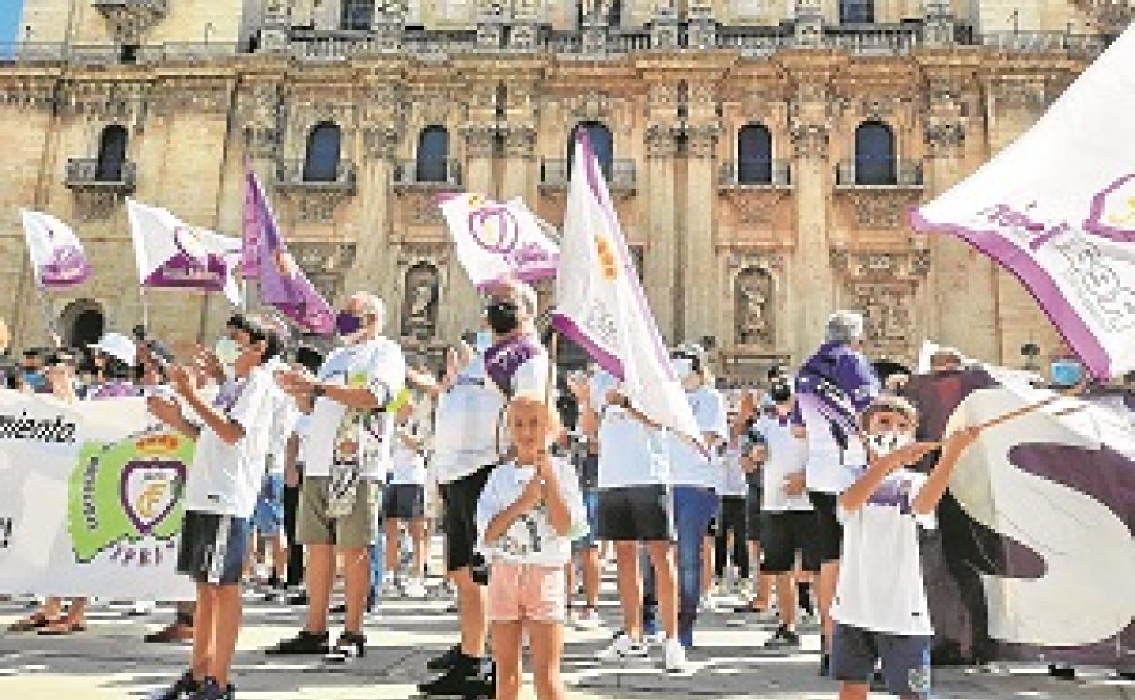 La afición del Real Jaén sufre porque no se cierran las negociaciones.