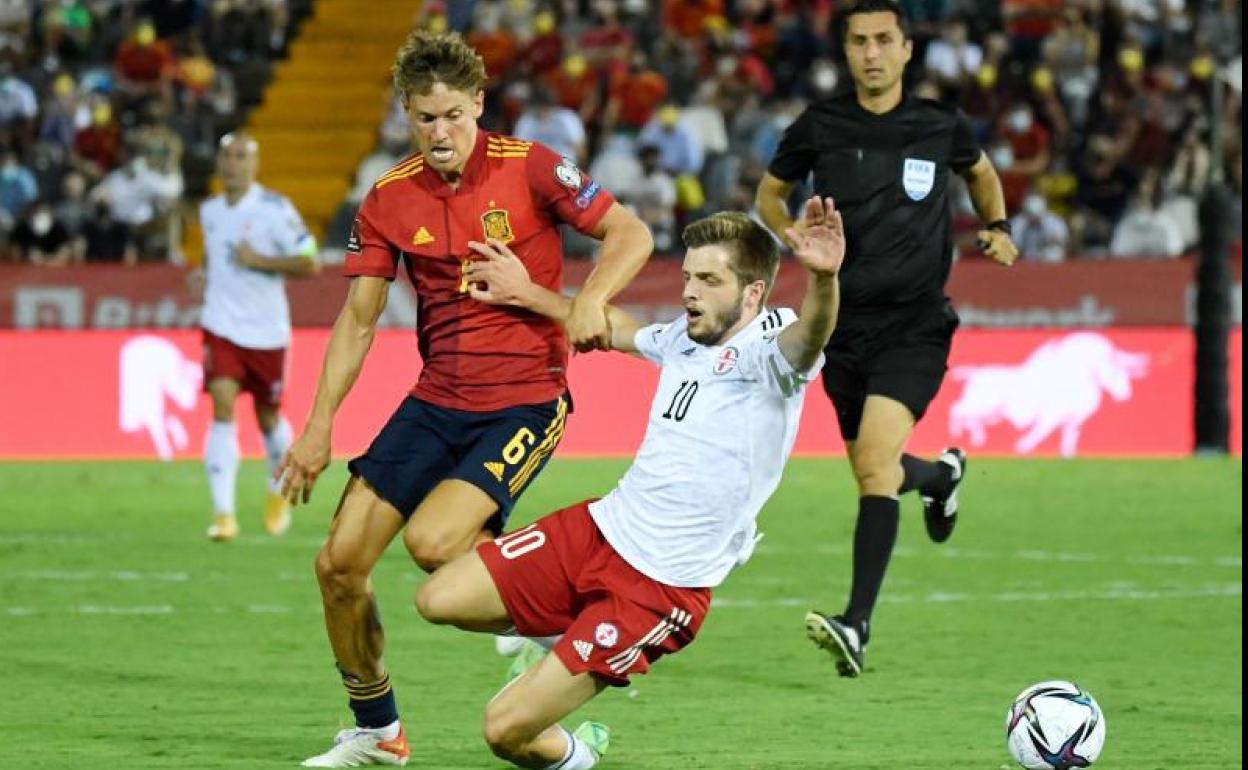 Marcos Llorente profundiza en un lance del partido España-Georgia. 