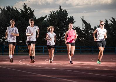 Imagen secundaria 1 - Marchadores de los clubes ADA Guadix (arriba) y la Juventud Atlética Guadix entrenan en el polideportivo accitano. 