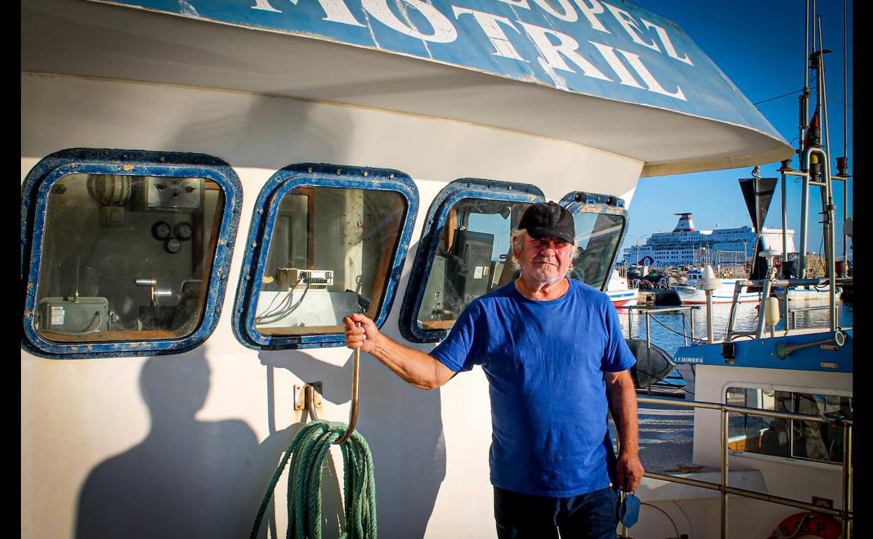 El marinero, de 74 años de edad, posa en la cubierta de su barco de arrastre.